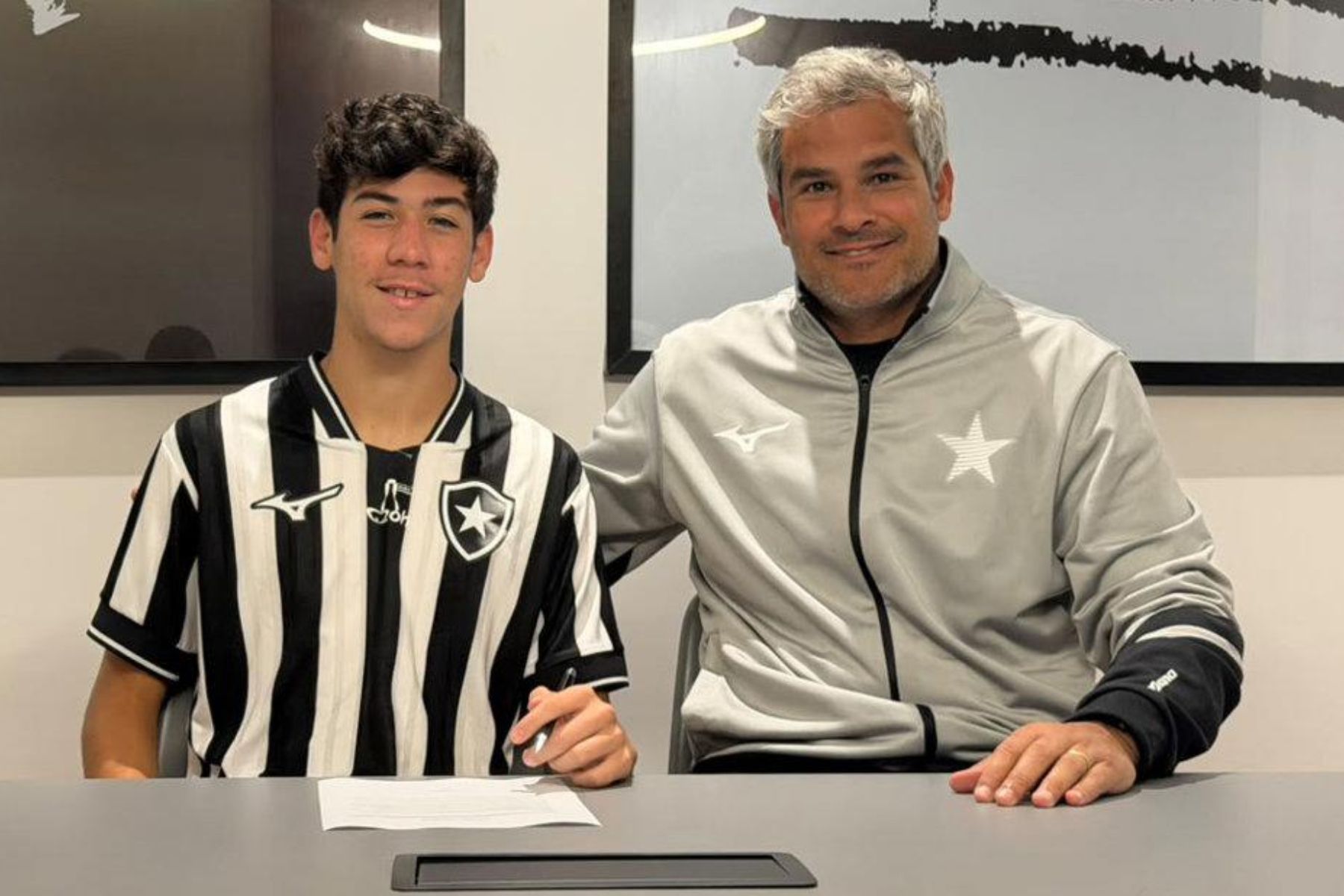 Botafogo renova com promessa das categorias de base