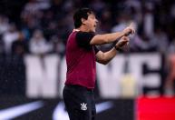 Dirigente do Corinthians anuncia permanência de Diniz a pedido dos jogadores