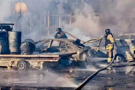 Bombeiros trabalhando após shopping na Ucrânia ser atingido por bombardeio russo, em 10 de setembro de 2026