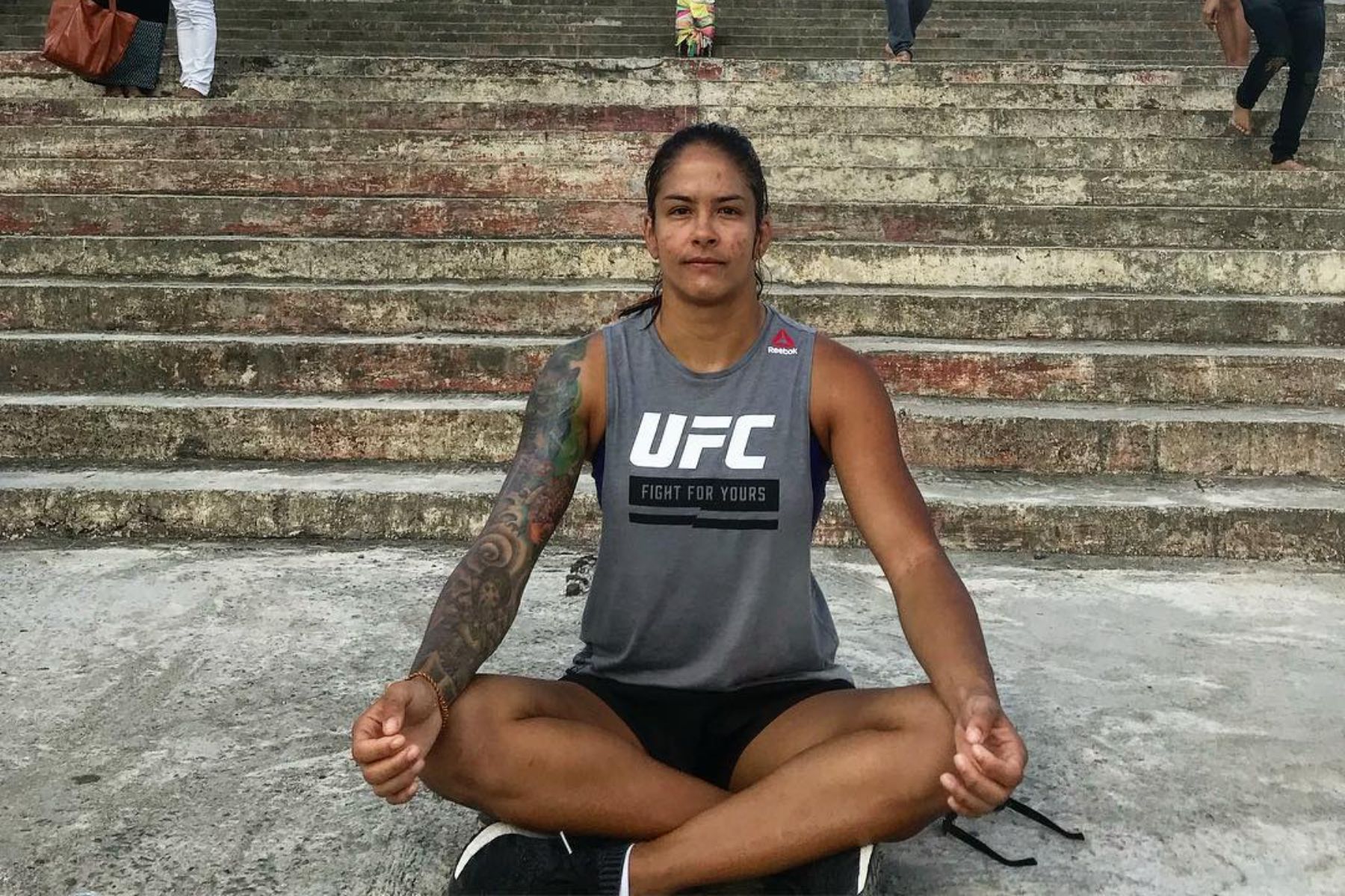 Ex-lutadora do UFC revela que estará presente em Atlético x Santos pela Sul-Americana