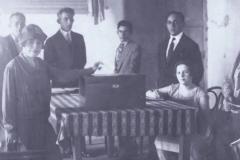Celina Viana Guimarães (primeira à esquerda) no momento em que foi responsável pelo primeiro voto feminino no Brasil, na década de 1920