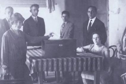 Celina Viana Guimarães (primeira à esquerda) no momento em que foi responsável pelo primeiro voto feminino no Brasil, na década de 1920
