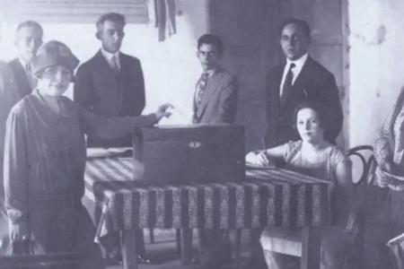 Celina Viana Guimarães (primeira à esquerda) no momento em que foi responsável pelo primeiro voto feminino no Brasil, na década de 1920 • Arquivo/Prefeitura de Mossoró