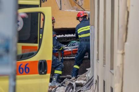 Corpo sendo resgatado • ANGELOS TZORTZINIS/AFP