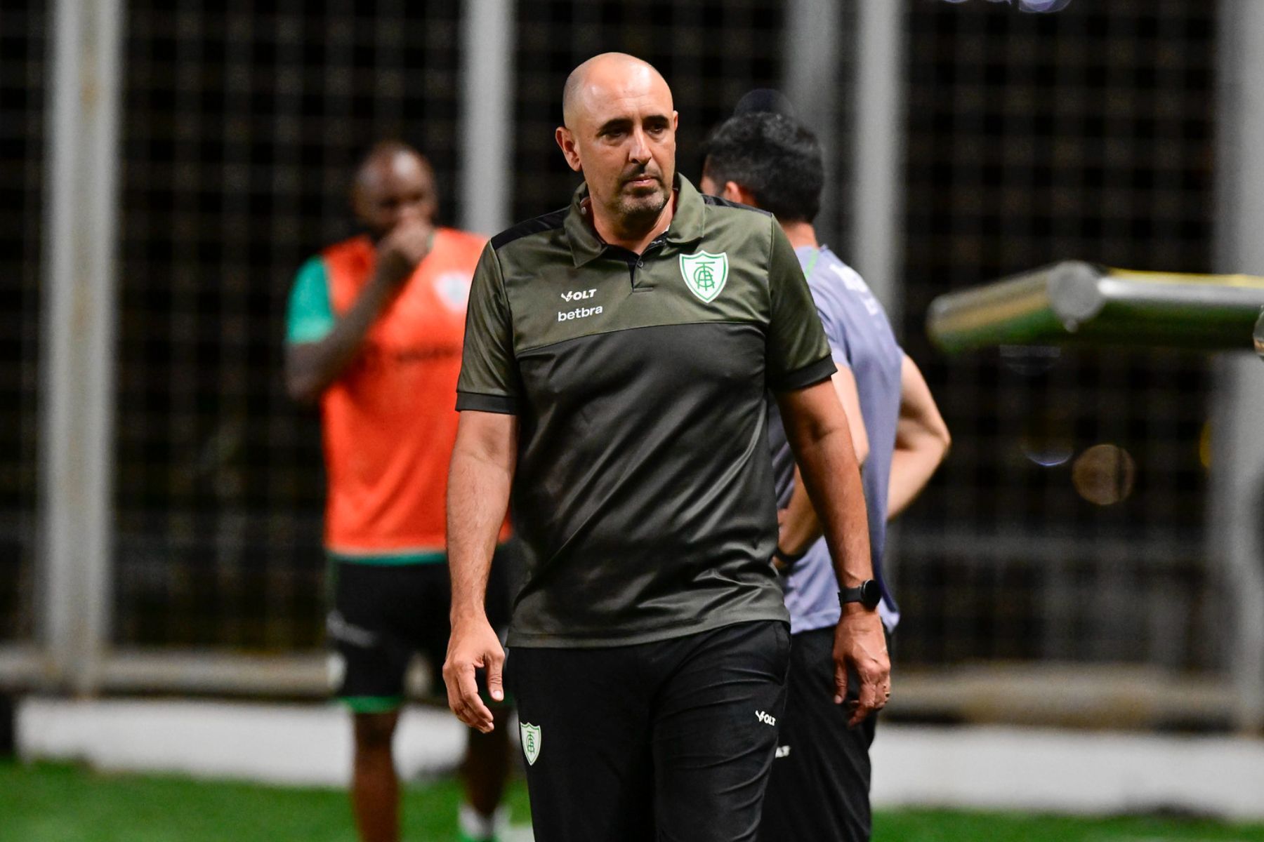 Técnico do América avalia desempenho de ‘crias’ em meio à crise na Série B: 'Têm futuro'
