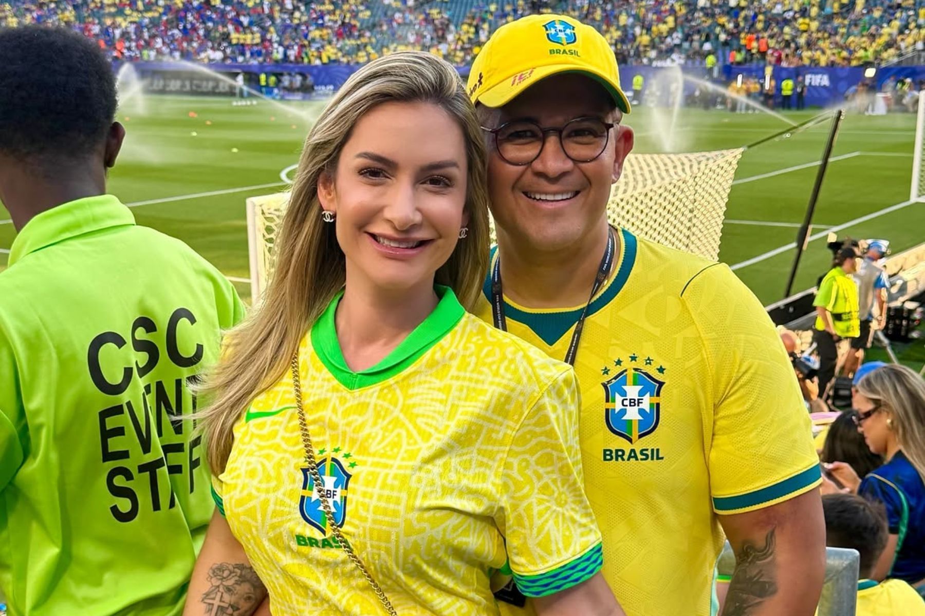 Esposa de ocupante do helicóptero com cantor Rick atualiza buscas: ‘Aguenta firme’