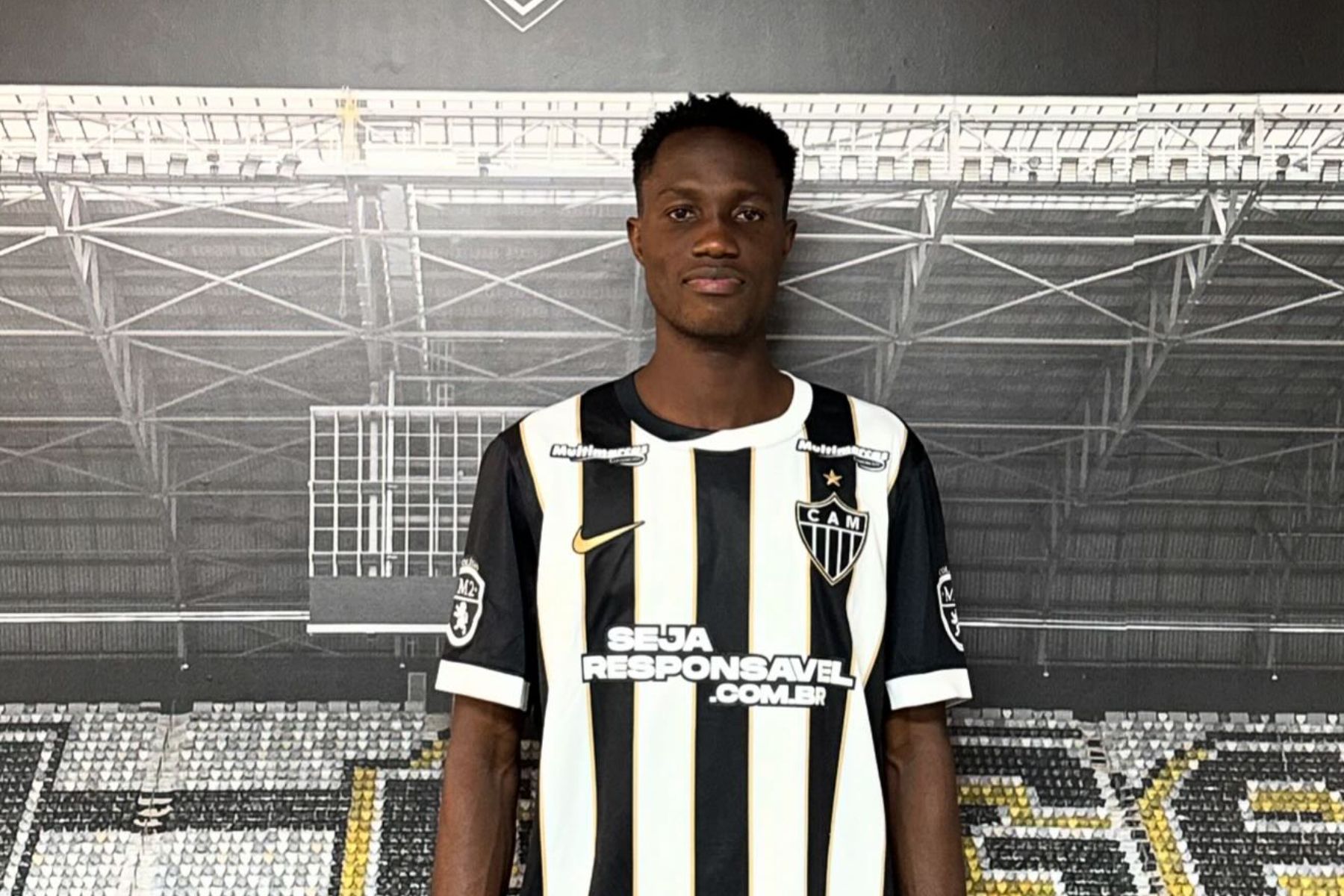 Jovem nigeriano se apresenta ao Atlético e assina contrato; saiba detalhes