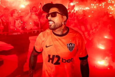 Tatuador Thiago Scap com a nova camisa do Atlético na 'Rua de Fogo' •