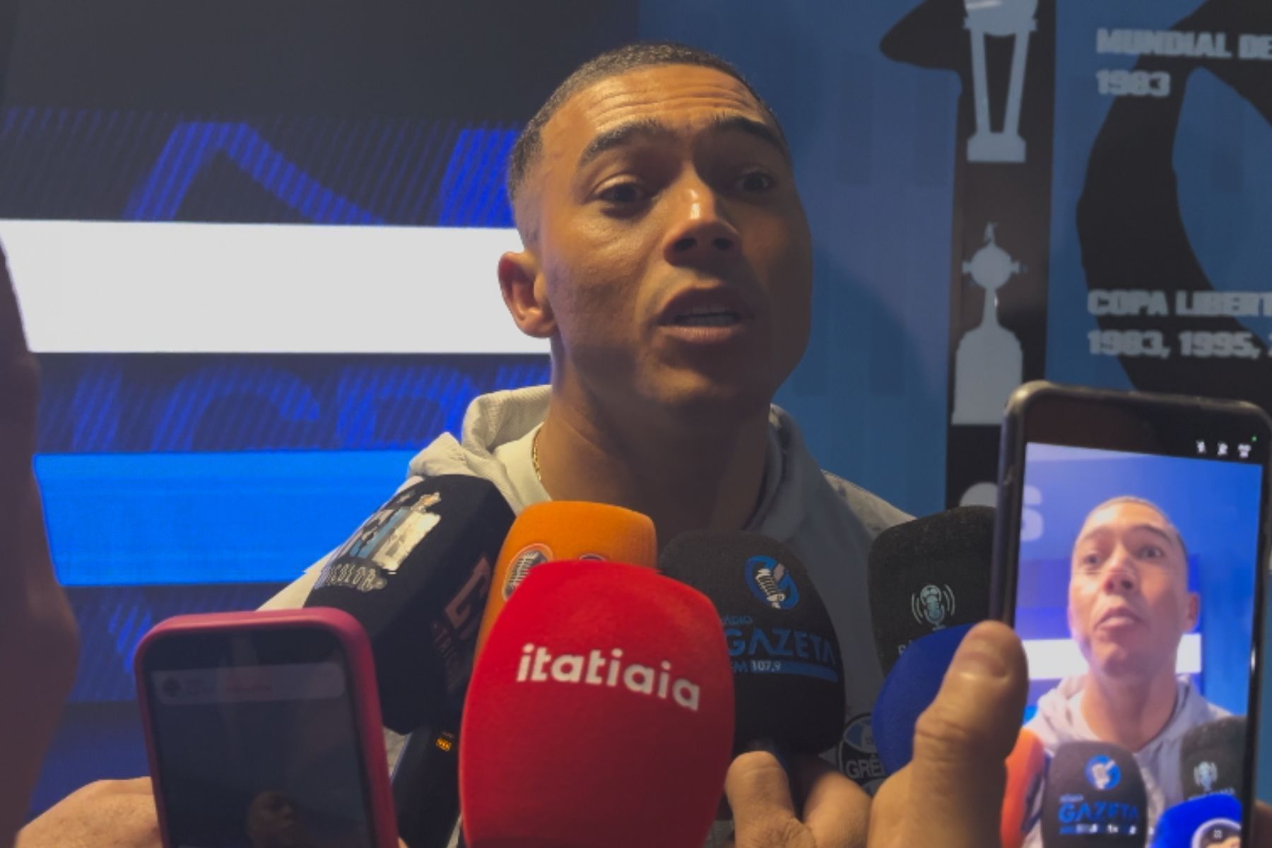 Foco no Brasileirão? Carlos Vinícius é direto após vitória do Grêmio na Copa do Brasil