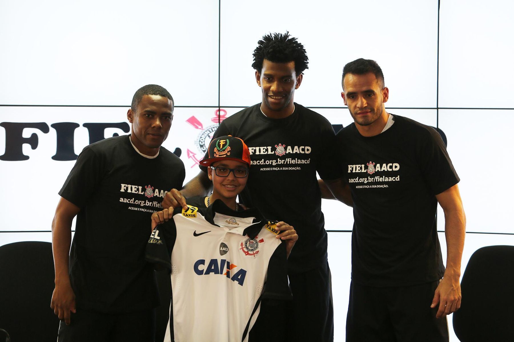 Campeão por Corinthians e Flamengo, ex-Seleção Brasileira assina com emissora de TV