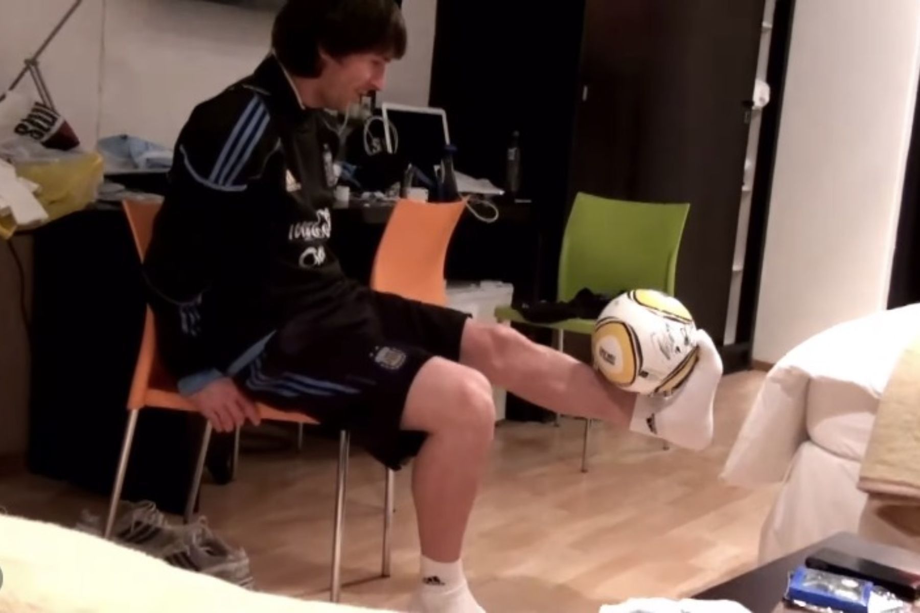 Ex-jogador compartilha vídeo inédito de Messi fazendo 'malabarismo' com a bola; veja