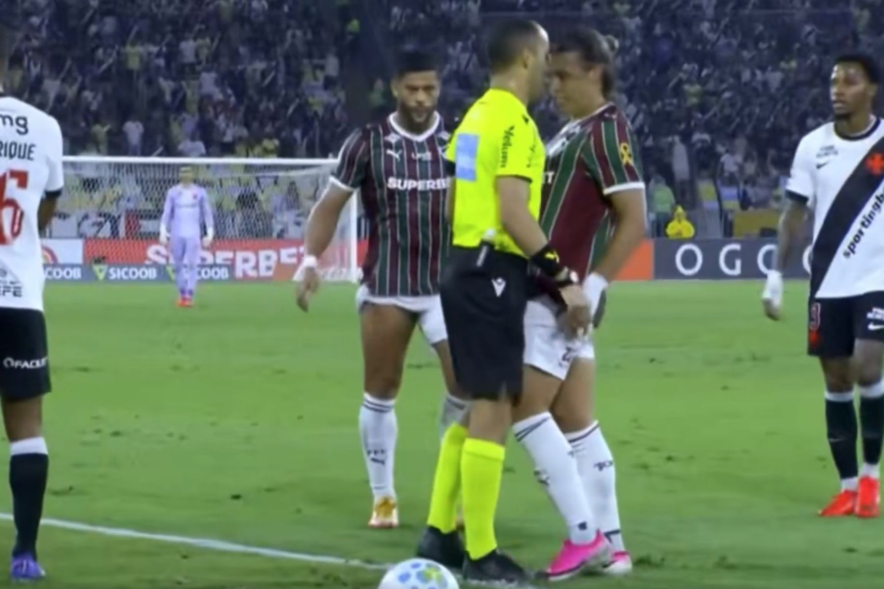 Árbitro 'peita' Canobbio em Fluminense x Vasco, e Hulk se revolta: 'Nunca vi isso'