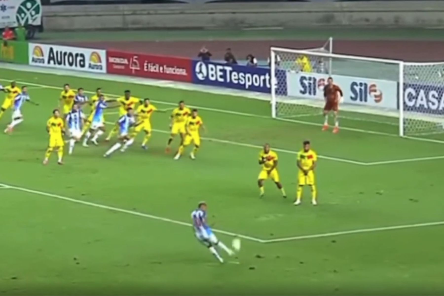 Ex-Cruzeiro faz golaço de falta 'a lá Nelinho' em jogo da Série C; assista