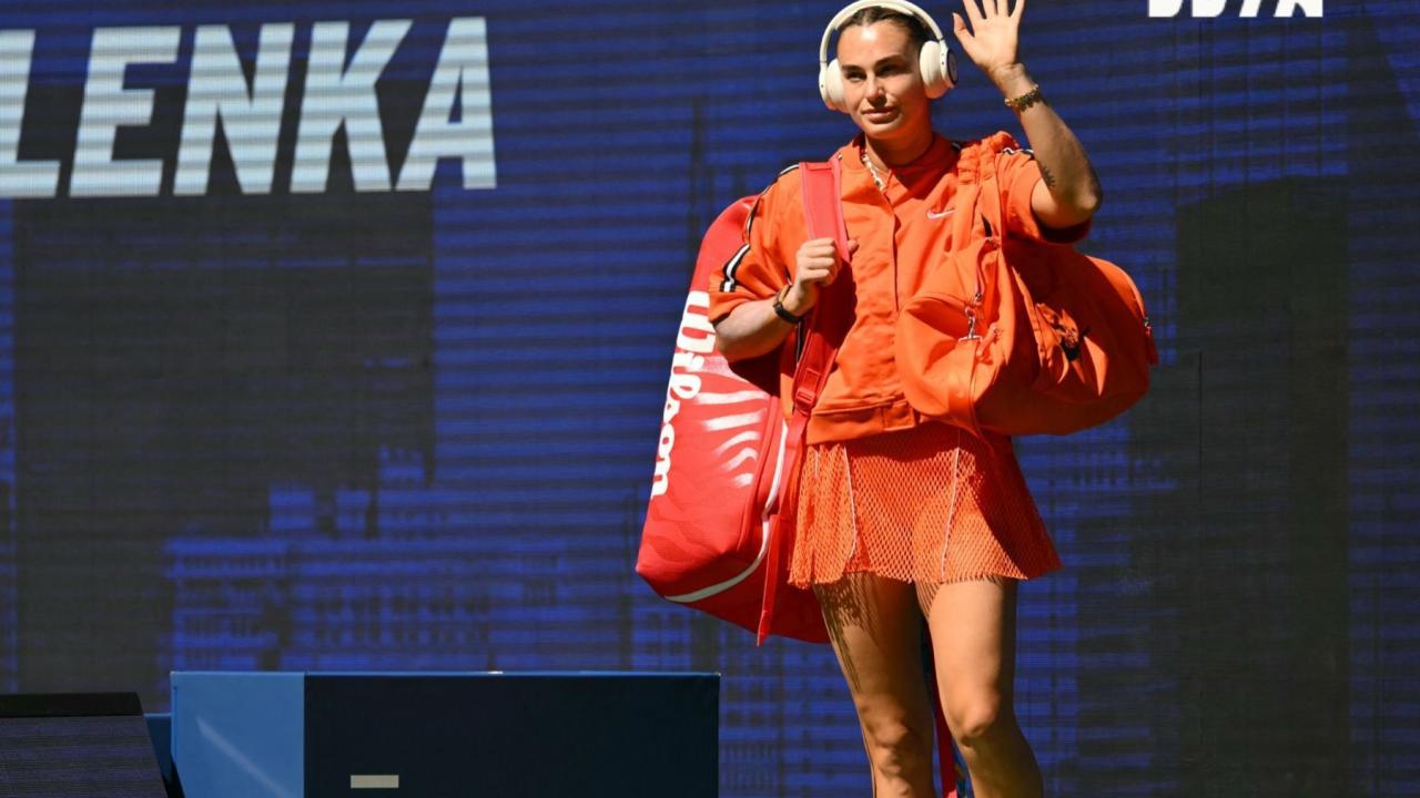 Sabalenka sobrevive a batalha de três sets e avança à semi