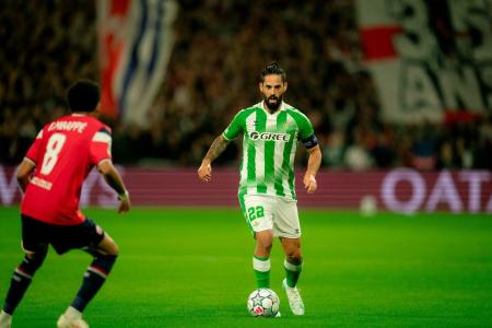 Isco, do Bétis, encara a marcação de Ethan Mbappé, do Lille • Divulgação/X @RealBetis