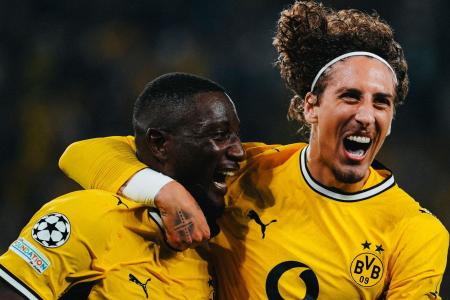 Jogadores do Dortmund comemorando um dos gols da vitória em casa