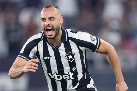 Arthur Cabral em ação pelo Botafogo: o centroavante vive jejum de gols no Glorioso