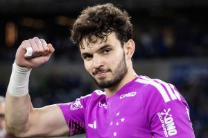 Goleiro Otávio se 'blinda' de má fase defensiva do Cruzeiro e recebe prêmio no Brasileirão