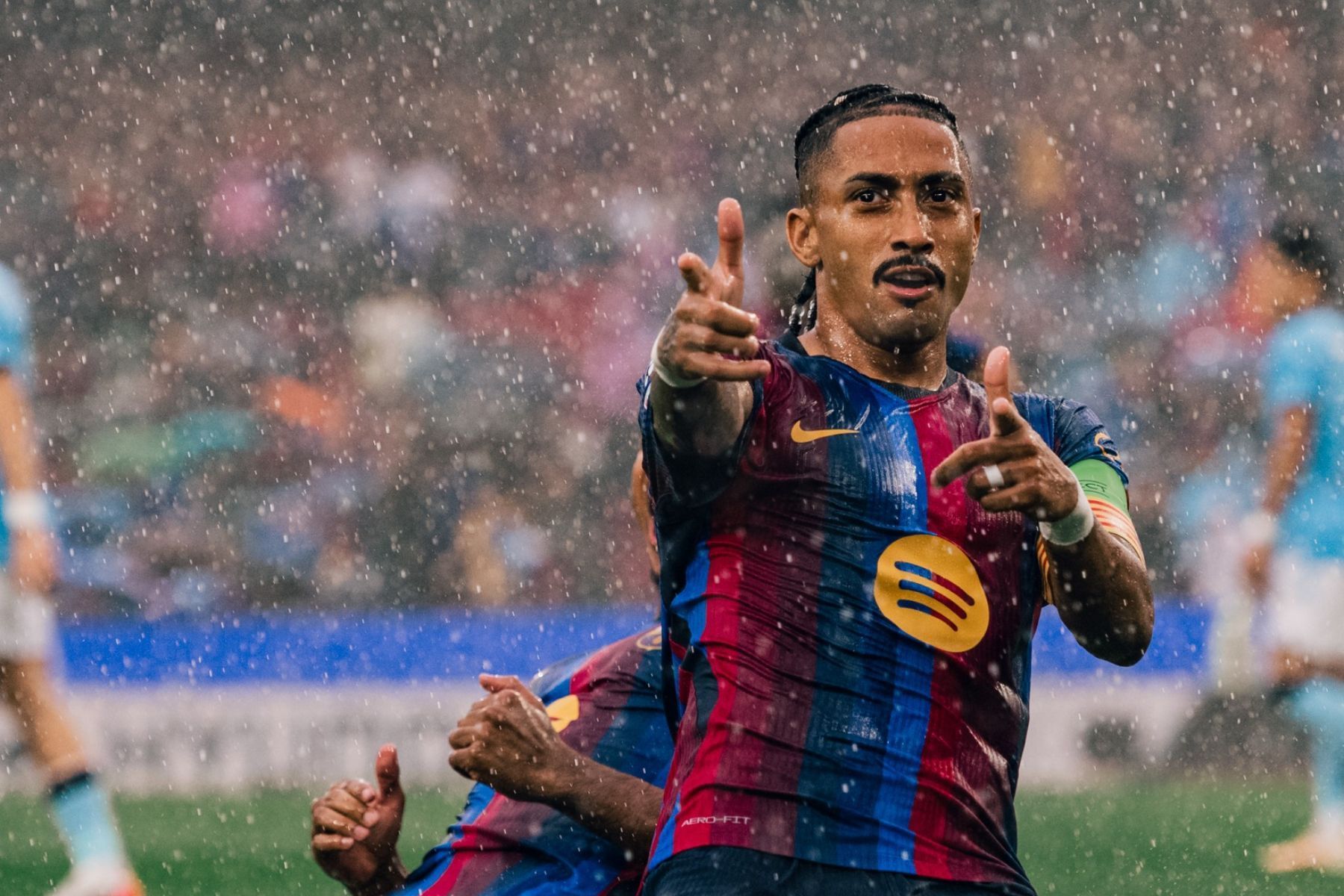 Com brilho de Raphinha e desencanto de Jesus, Barcelona estreia com goleada na Champions