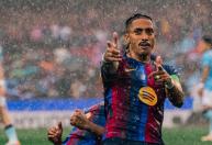 Com brilho de Raphinha e desencanto de Jesus, Barcelona estreia com goleada na Champions