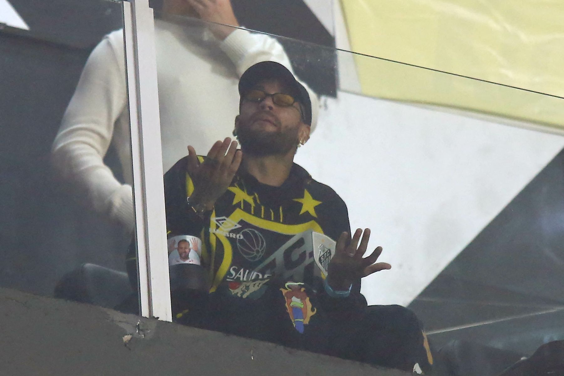 Dublagem mostra o que Neymar disse para torcida do Atlético na Vila em discussão; veja
