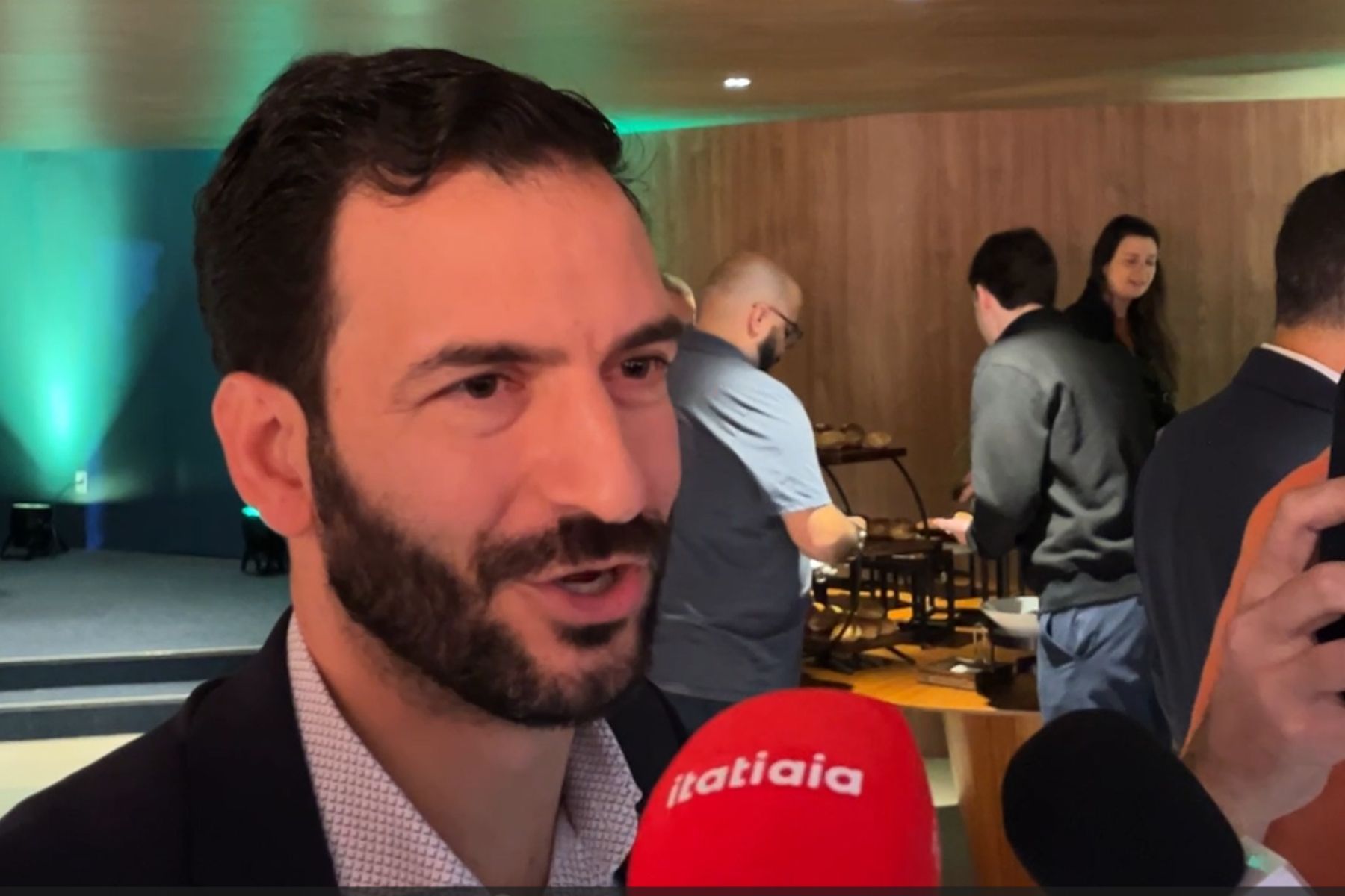 CEO do Atlético comemora decisão em casa contra o Grêmio na Copa do Brasil