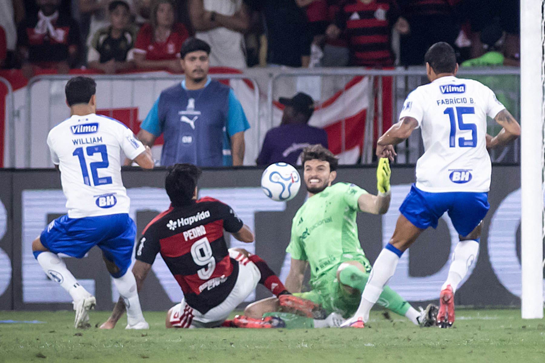 Otávio jogava como volante e virou goleiro a 'contragosto' do pai: 'Só dava carrinho'
