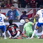 Otávio jogava como volante e virou goleiro a 'contragosto' do pai: 'Só dava carrinho'