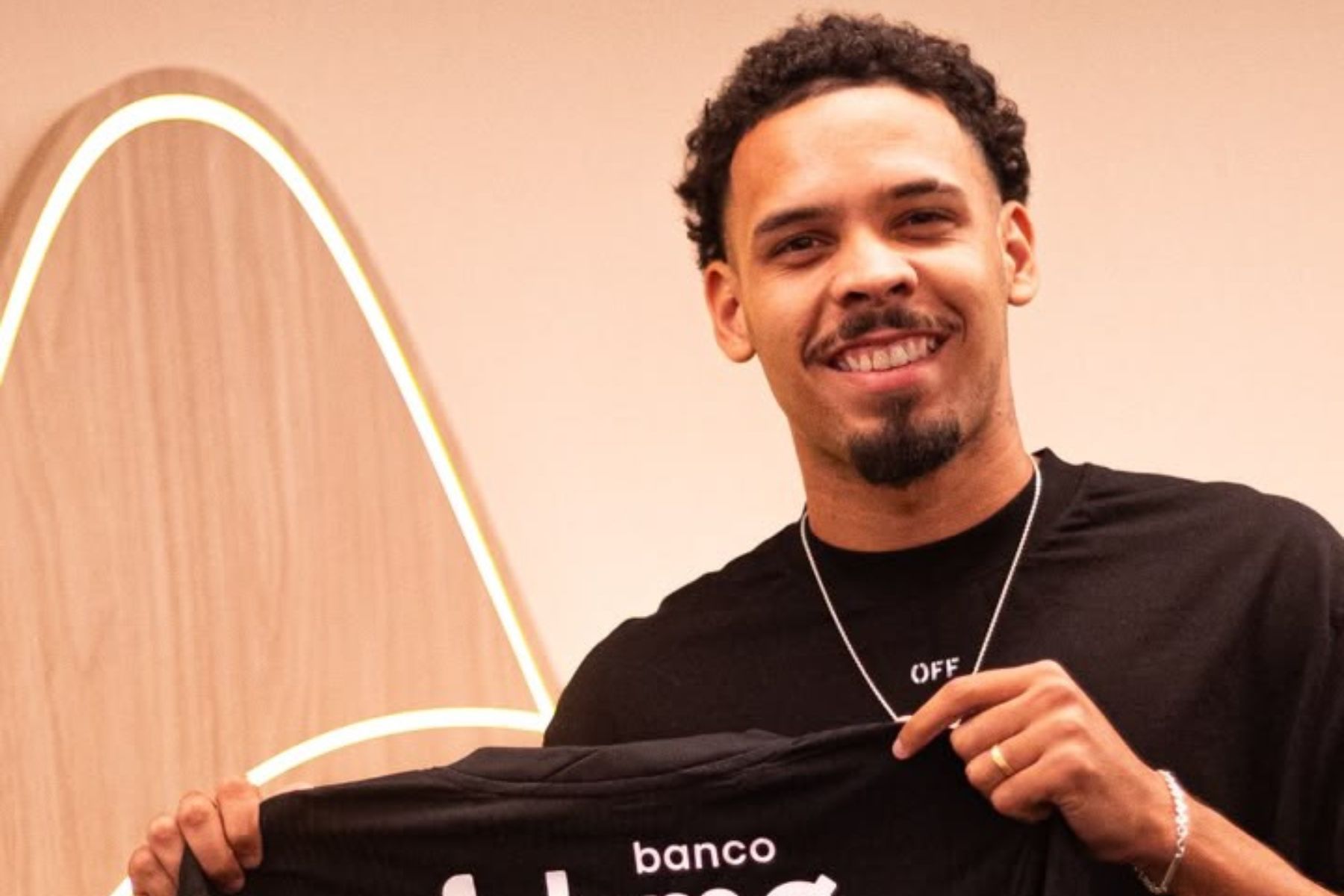 Vasco anuncia acordo para contratação do zagueiro Gabriel Pereira
