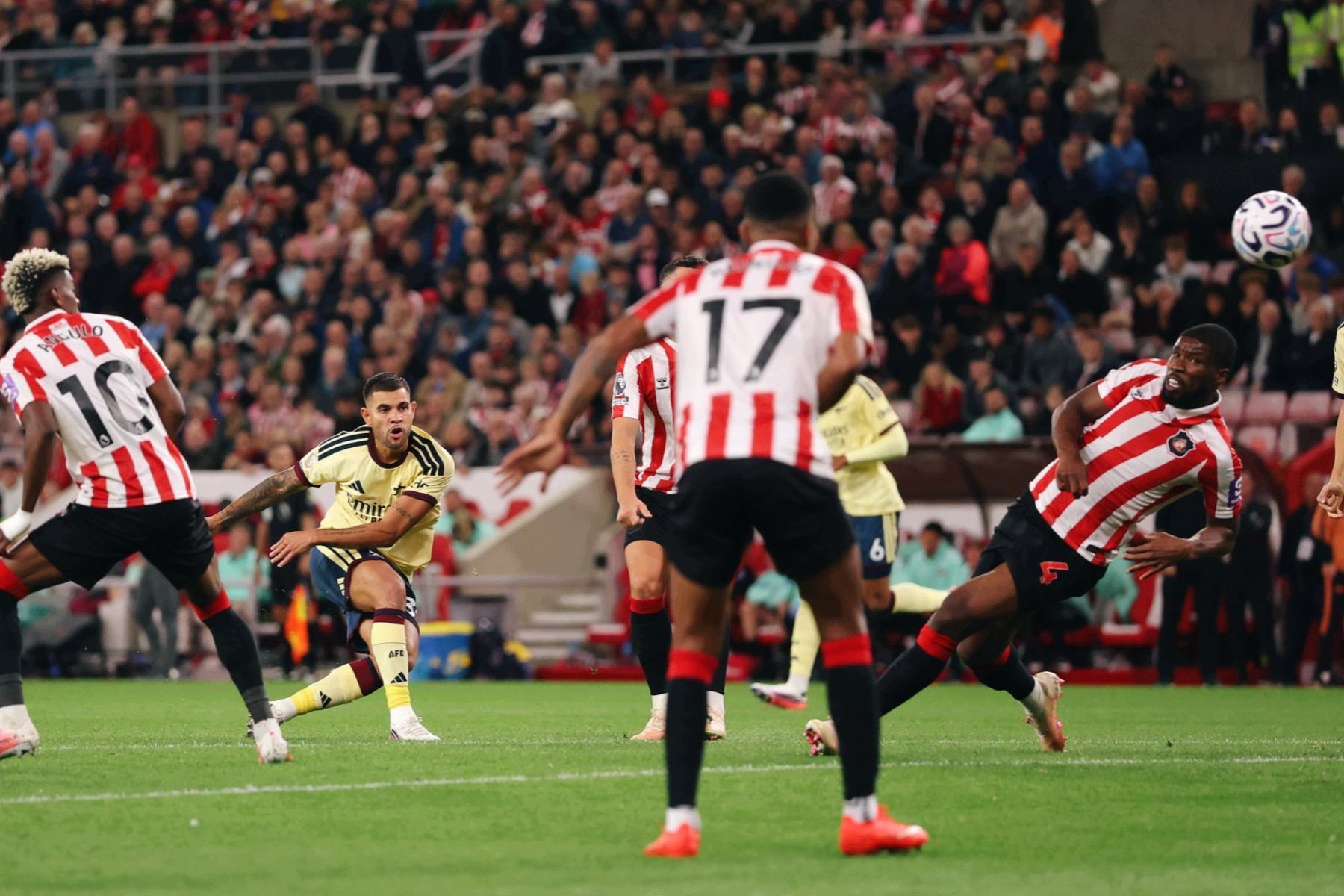Bruno Guimarães faz golaço, Arsenal vence Sunderland e segue 100% na Premier League