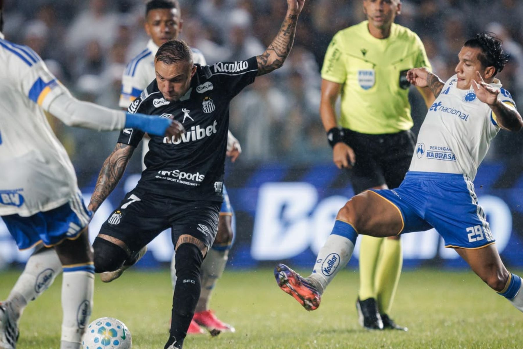 Cruzeiro é dominado, perde para o Santos e desperdiça chance de entrar no G4 da Série A