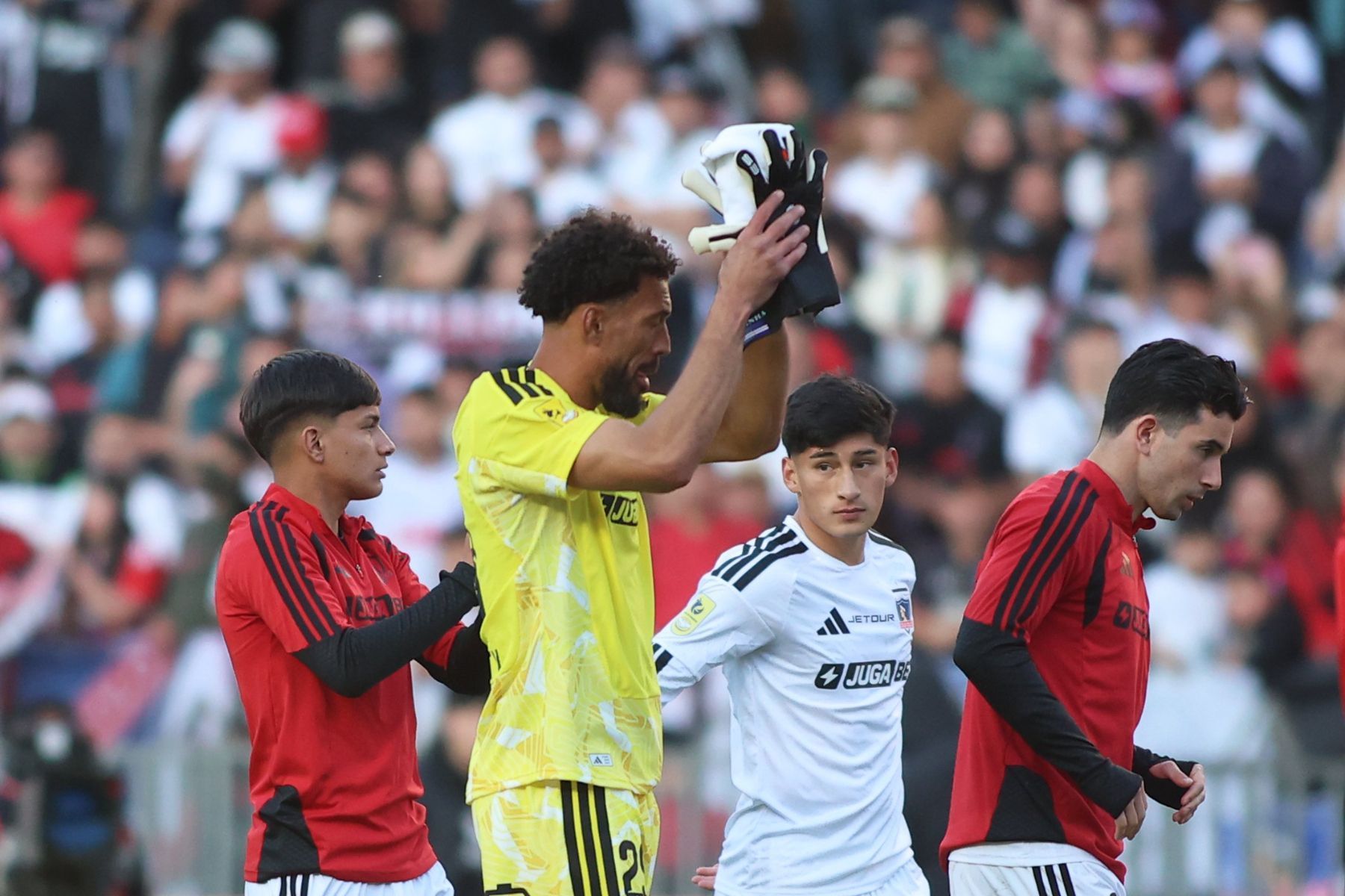 Vozinha falha e sofre primeiro gol pelo Colo-Colo; veja o lance