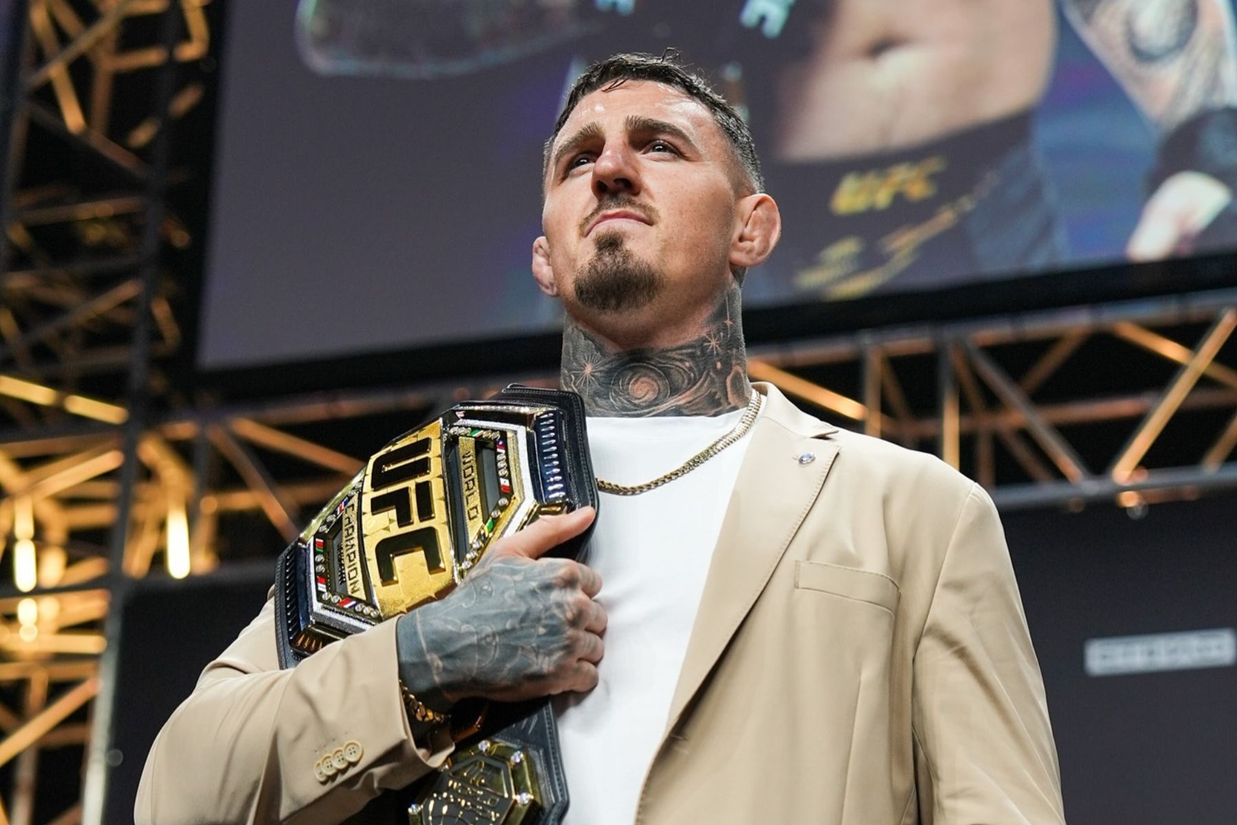 Campeão do UFC, Aspinall abre mão do cinturão, mas manda recado: 'Ainda não desisti'