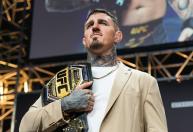 Campeão do UFC, Aspinall abre mão do cinturão, mas manda recado: 'Ainda não desisti'