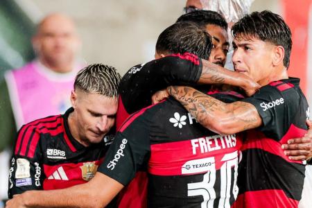 Time do Flamengo celebra vitória contra o Corinthians