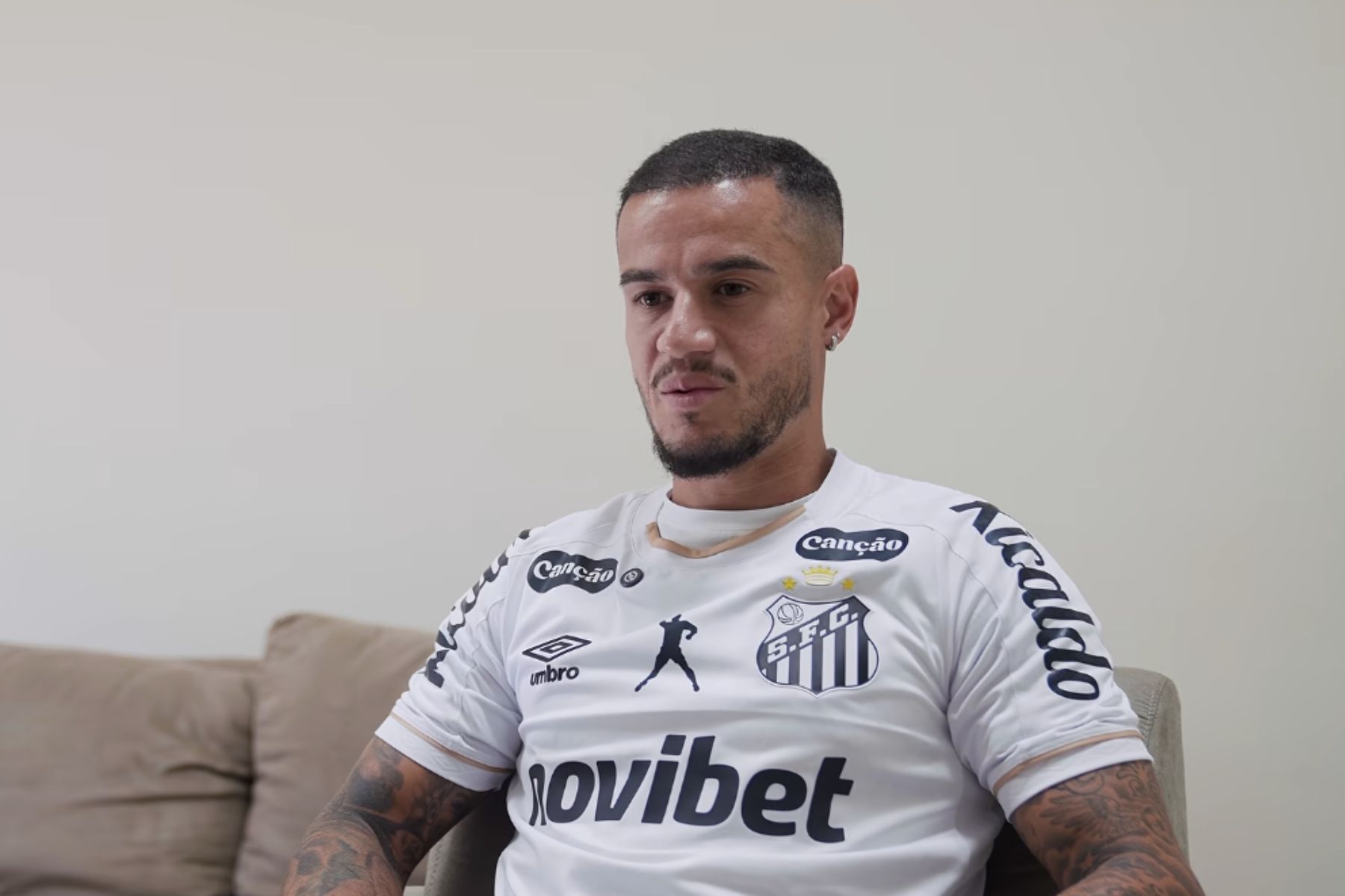 Apresentado no Santos, Coutinho desabafa sobre Vasco: 'Muito pesado para mim'