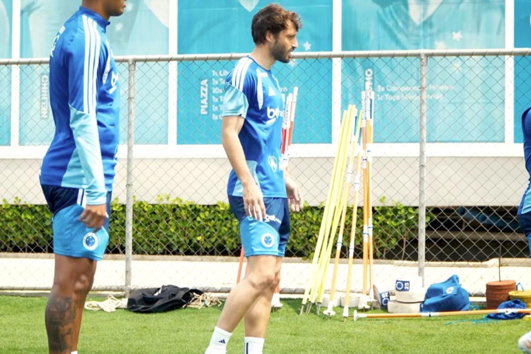 Reforço do Cruzeiro, Viña faz primeiro treino na Toca da Raposa e manda recado