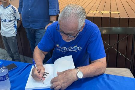 Alberto Rodrigues durante lançamento do livro