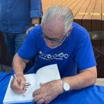 Ícone da comunicação, Alberto Rodrigues lança livro sobre a carreira e atende fãs em BH