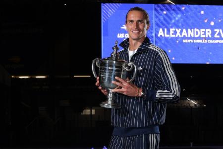 Alexander Zverev com a taça do US Open 2026