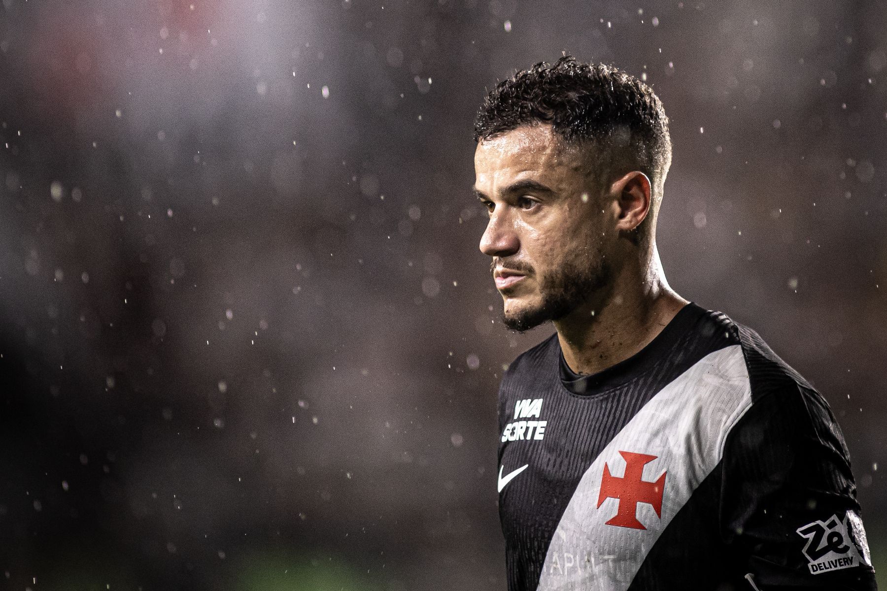 Autor de música do Vasco manda forte recado a Philippe Coutinho: 'Traidor'