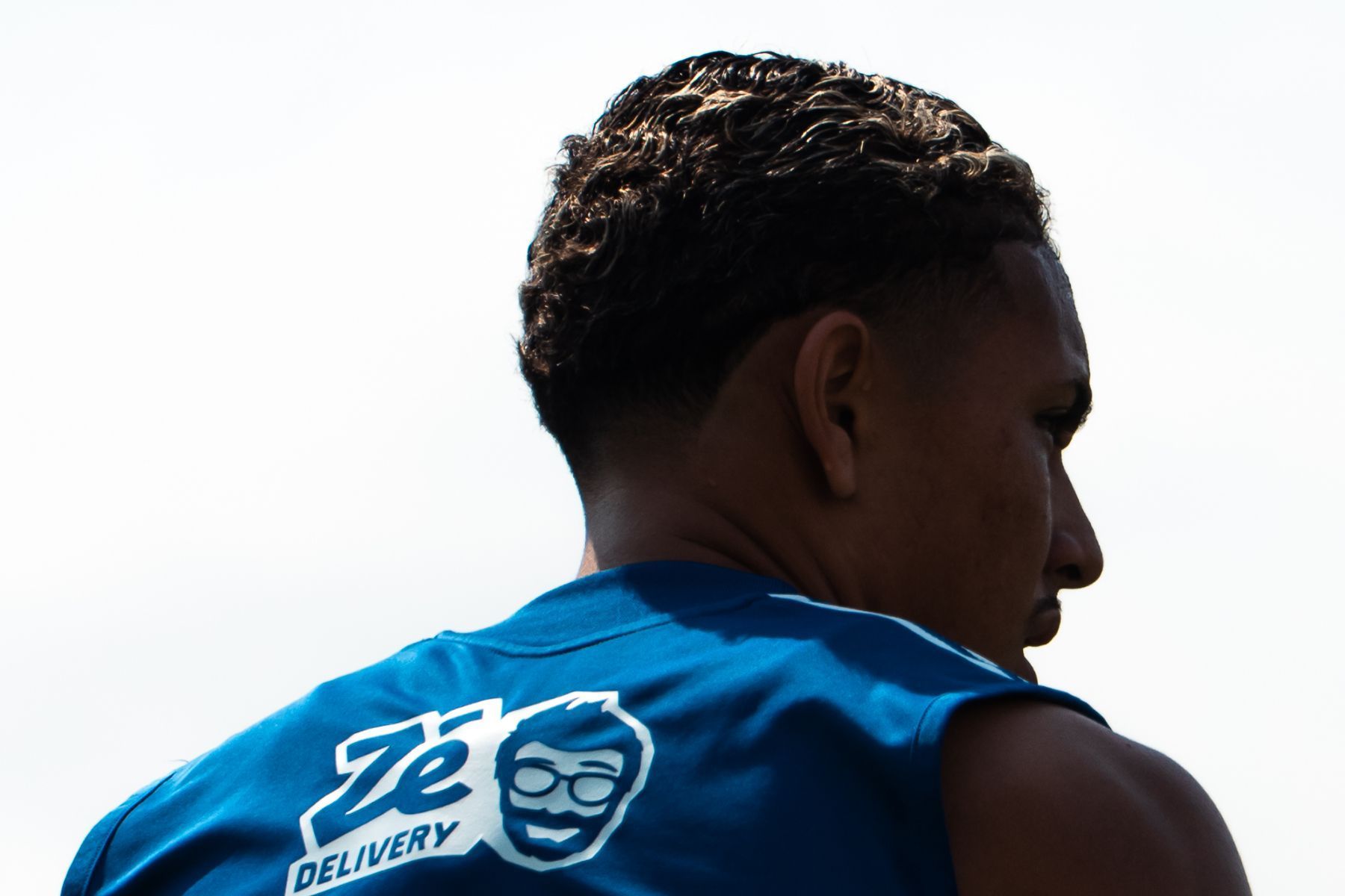 Preterido até por atacante, lateral do Cruzeiro perde espaço e não atua há 13 jogos