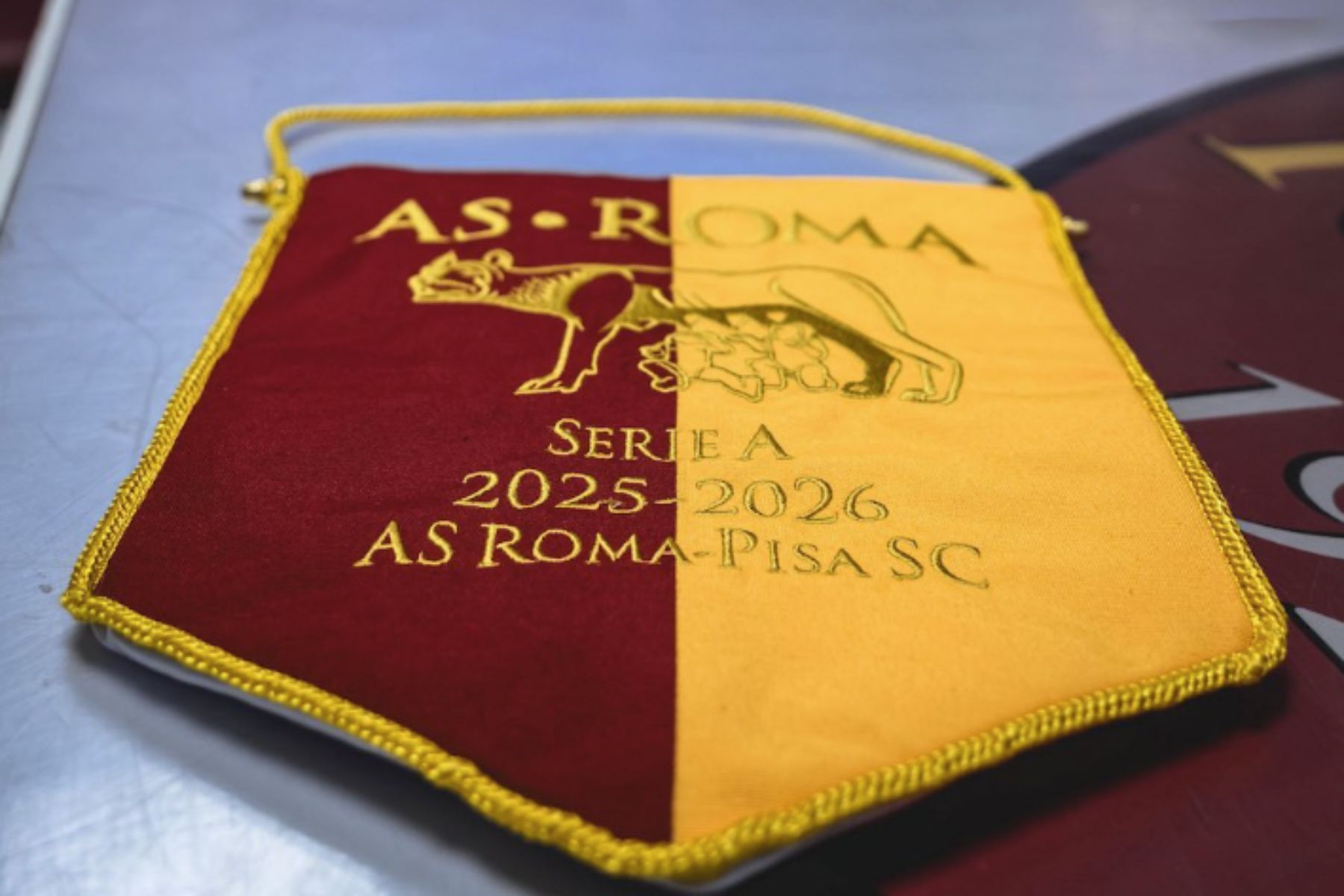Torcedores da Roma são banidos por saudações nazistas em jogo contra a Atalanta