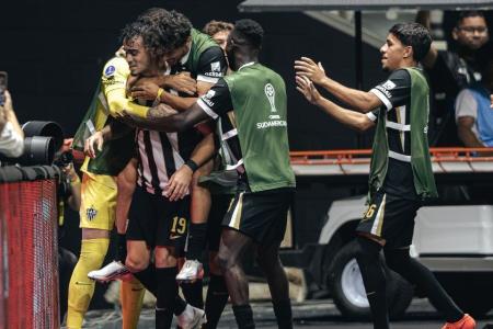 Delfim brilha nos pênaltis, Atlético vence Santos e vai à semifinal da Sul-Americana