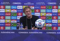 Cuca se irrita e dispara contra repórter após eliminação do Santos: 'Oportunista'