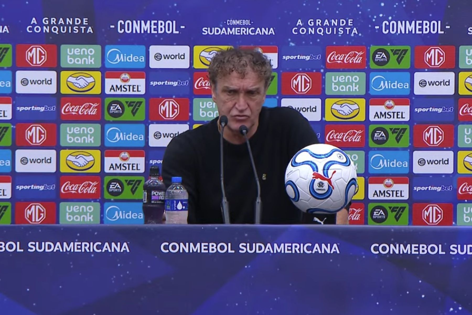 'Parece um tiroteio': Cuca desabafa sobre bastidores do Santos após queda para o Atlético