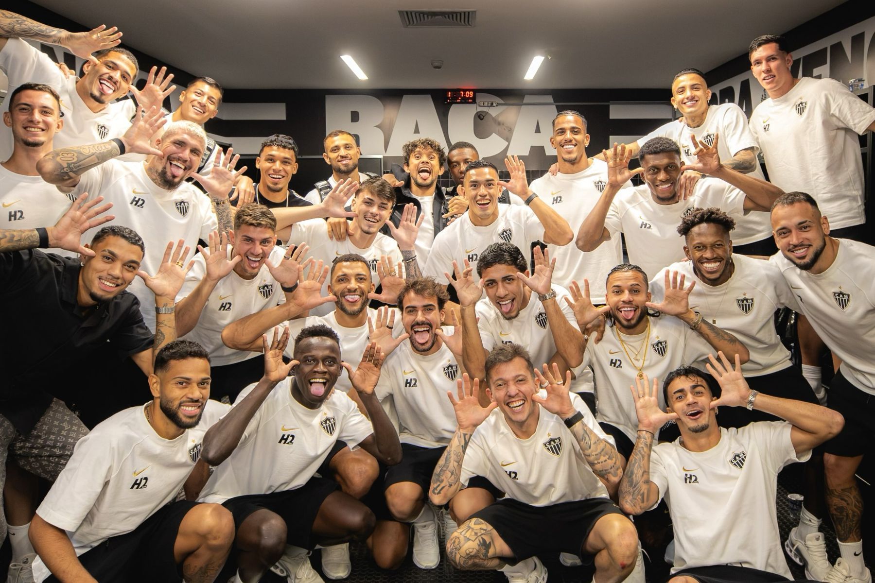 Jogadores do Atlético provocam e imitam gesto de Neymar após classificação