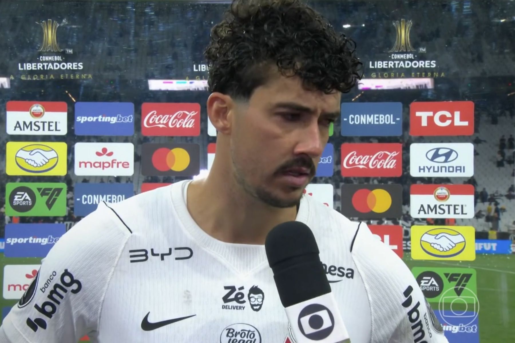 Gustavo Henrique sai em defesa de Memphis após eliminação do Corinthians
