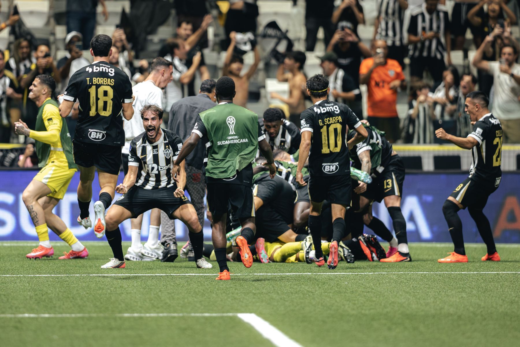 'Vingança' em campo e Delfim herói: Atlético vai à forra e vive noite mágica de classificação
