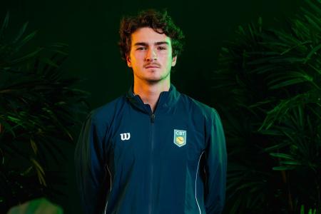 João Fonseca com a roupa da Seleção Brasileira de tênis